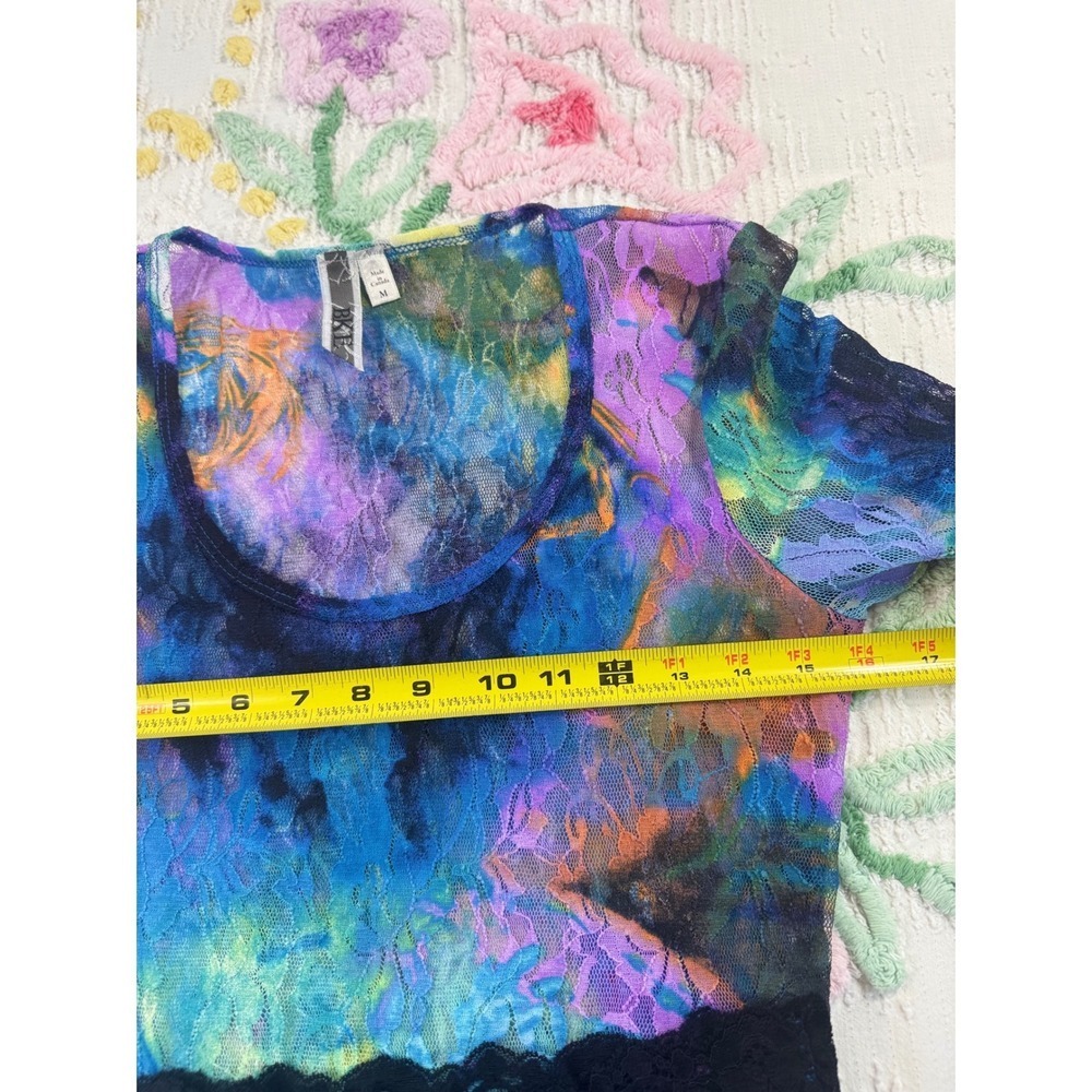 BKE Lace Overlay Tie Dye Short Sleeve Top Women M Blue Purple Orange Black - Picture 4 of 8